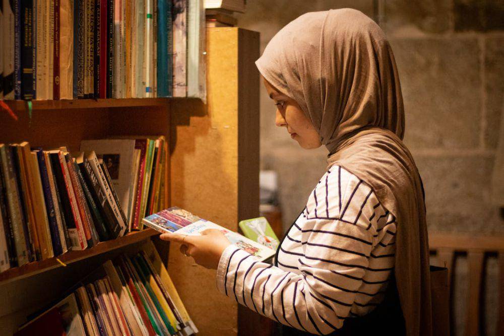ilustrasi orang memegang buku (pexels.com/Tuba Karabulut)