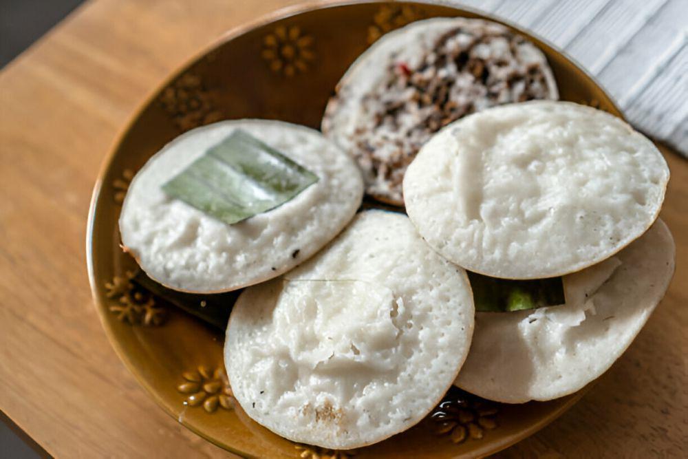 kue surabi (IStock.com/Karina Mako Oktaviani)
