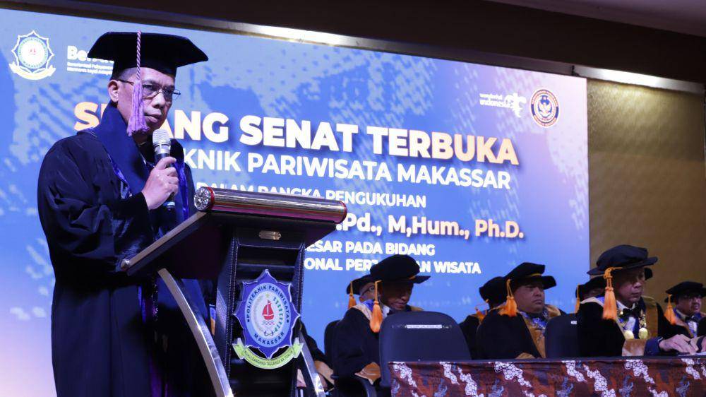 Politeknik Pariwisata Makassar mengukuhkan Prof. Ilham Junaid sebagai guru besar, sekaligus yang pertama di Poltekpar naungan Kementerian Pariwisata. (Dok. Istimewa)