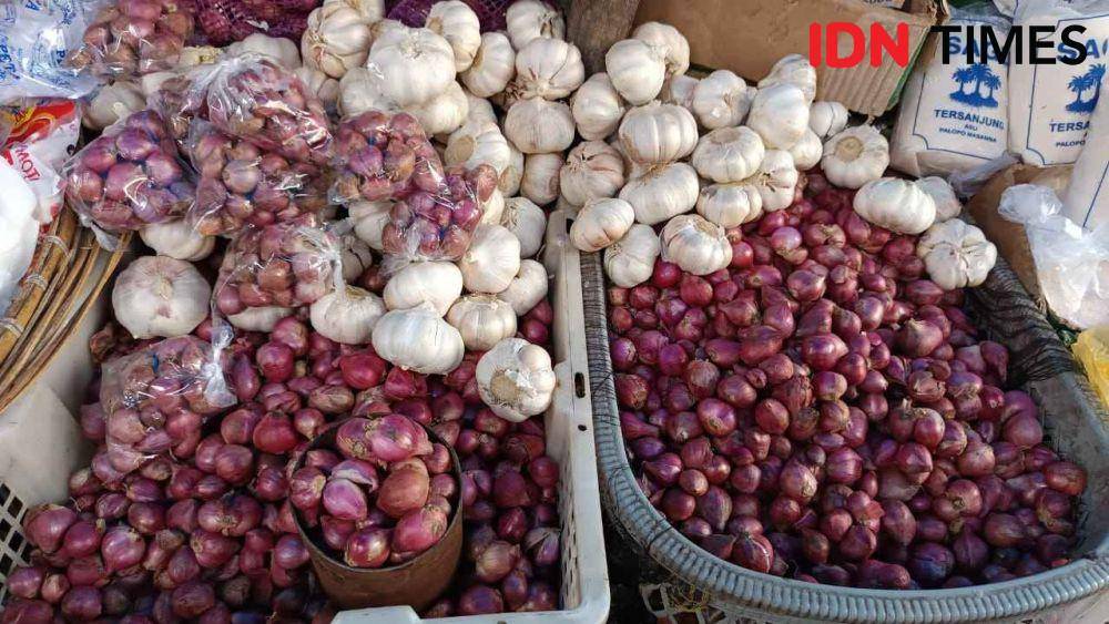 Komoditas bawang merah dan bawang putih di Pasar Pabaeng-baeng Makassar, Sabtu (1/3/2025). (IDN Times/Asrhawi Muin)