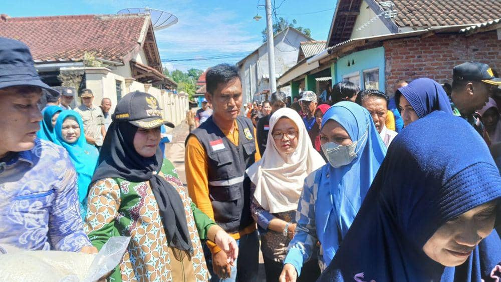 Pulang Retreat, Eva Dwiana Bagikan Bantuan untuk Korban Banjir