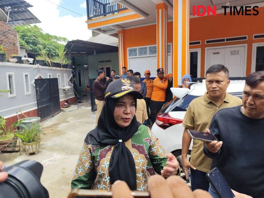 Walikota Bandar Lampung, Eva Dwiana usai meninjau lokasi terdampak banjir. (IDN Times/Muhaimin)