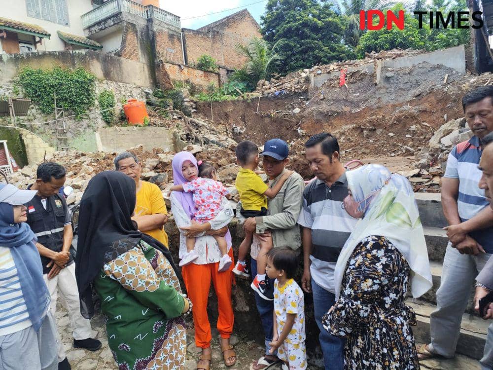 Walikota Bandar Lampung, Eva Dwiana saat mengunjungi korban longsor. (IDN Times/Muhaimin)