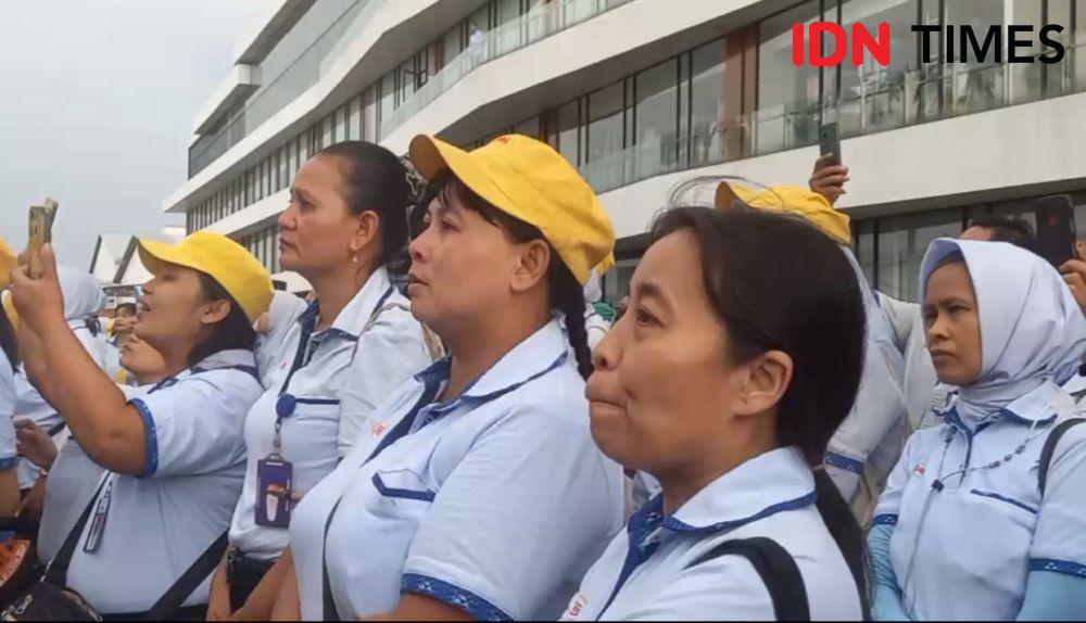 Isak tangis para karyawan PT Sritex di hari terakhir masuk kerja. (IDN Times/Larasati Rey)