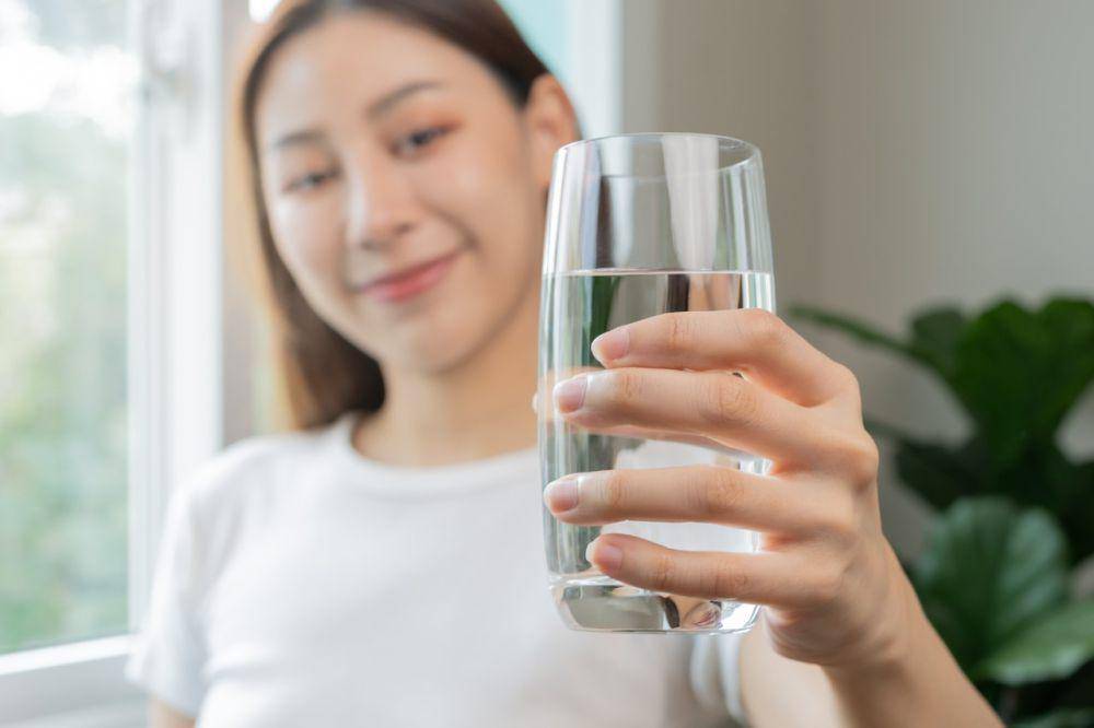 ilustrasi minum air mineral (vecteezy.com/dao_kp20226443)