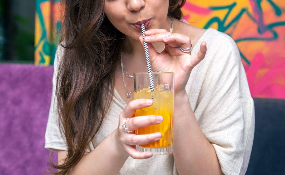 ilustrasi minum es (freepik.com/pvproductions)