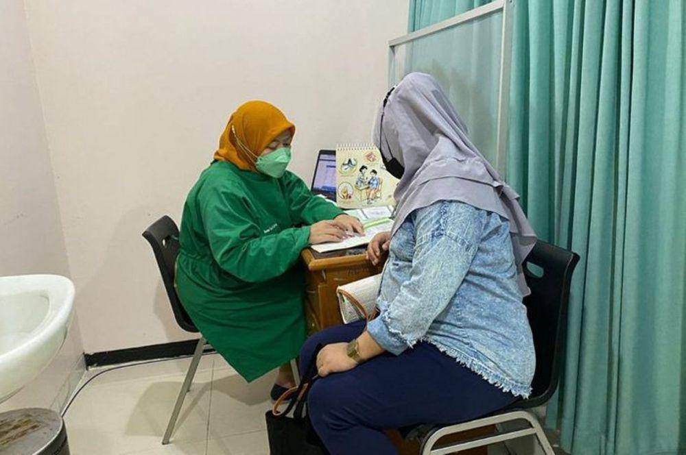 Ilustrasi seorang ibu hamil yang sedang berkonsultasi dengan bidan (Nakita.id/Naura)