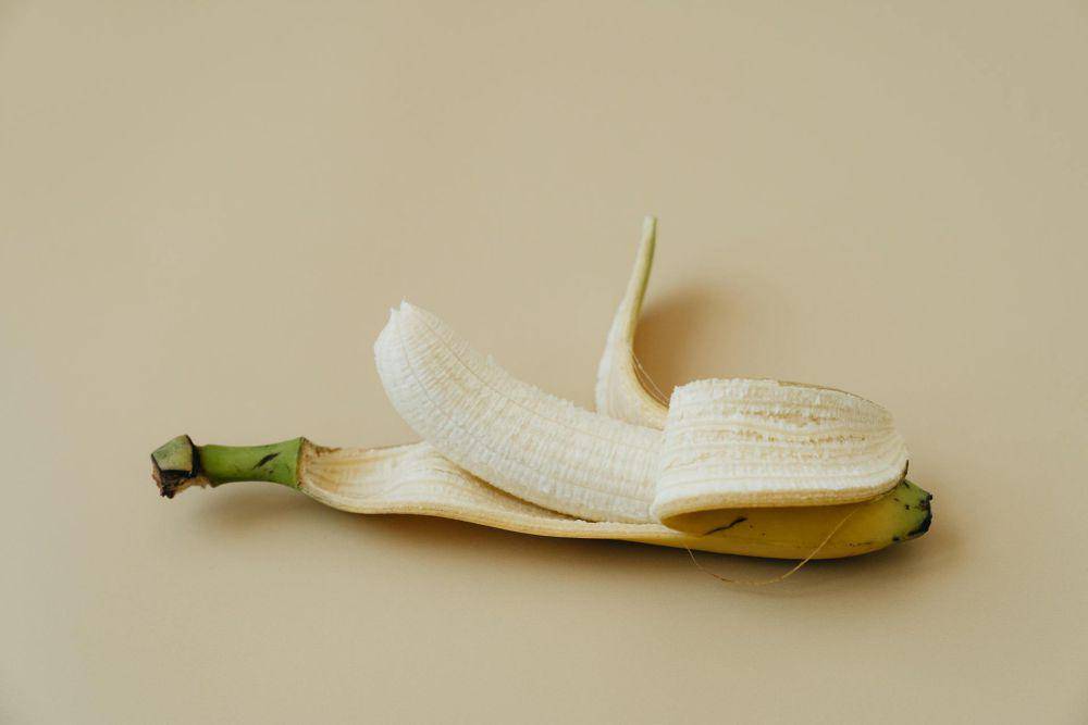 ilustrasi pisang yang sudah dikupas (pexels.com/alleksana)