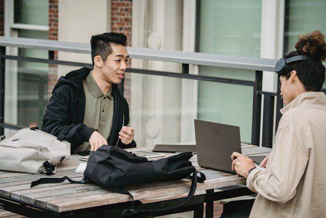 ilustrasi zodiak pria pendiam tapi perhatian (pexels.com/Armin Rimoldi)