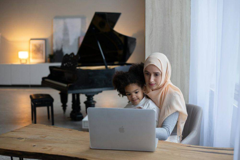 ilustrasi nonton bersama anak