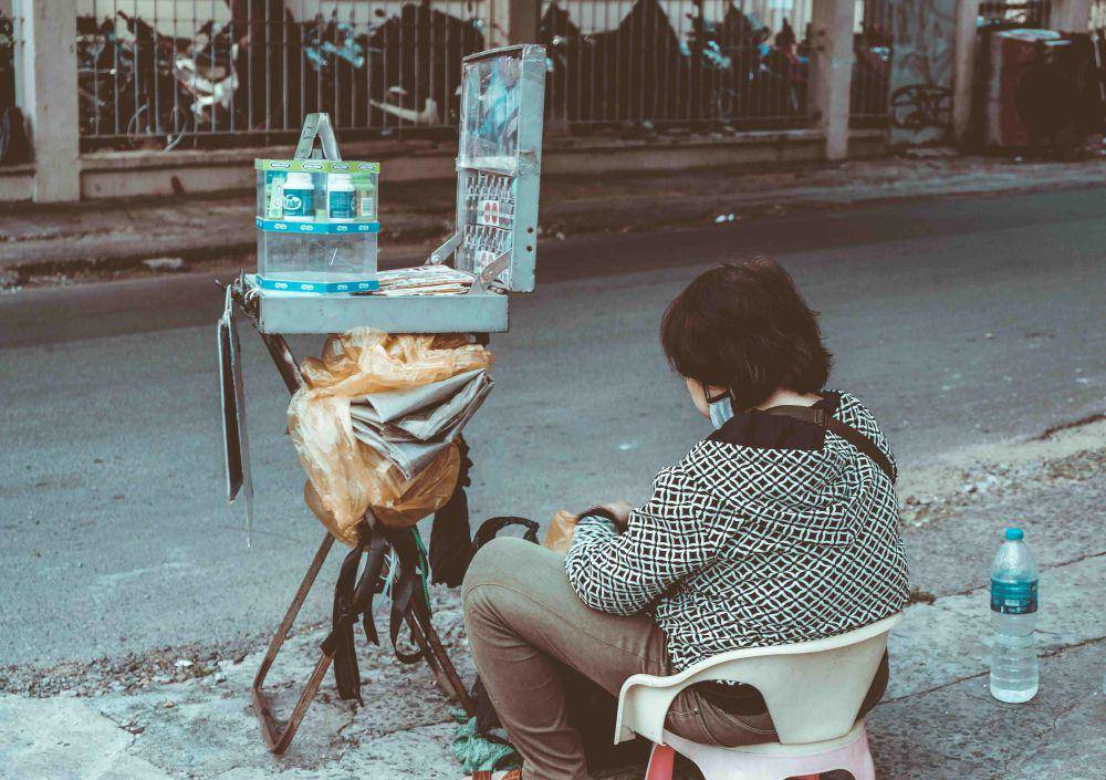 Ilustrasi anak kecil sedang berjualan (pexels.com/Lê Quốc Hùng)