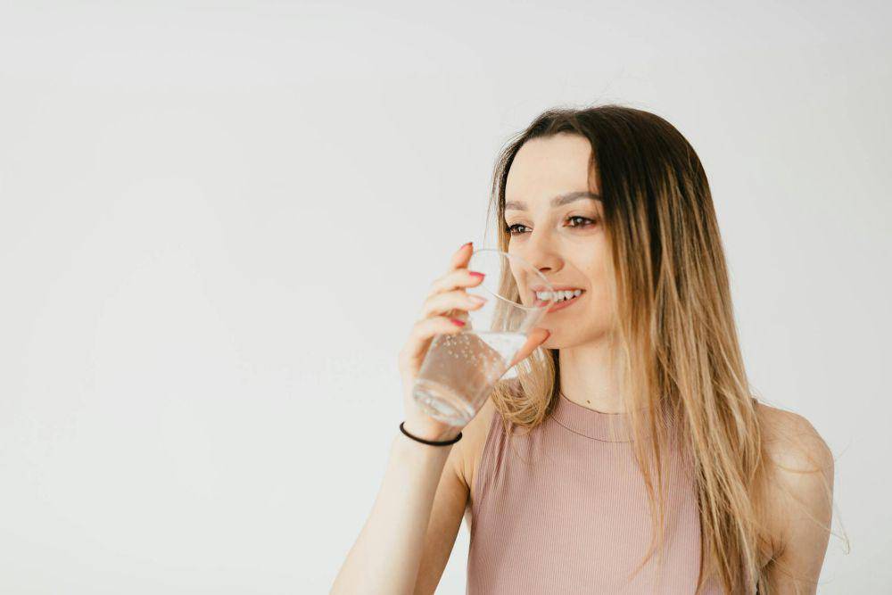 ilustrasi wanita minum air putih (pexels.com/Kaboompics.com)
