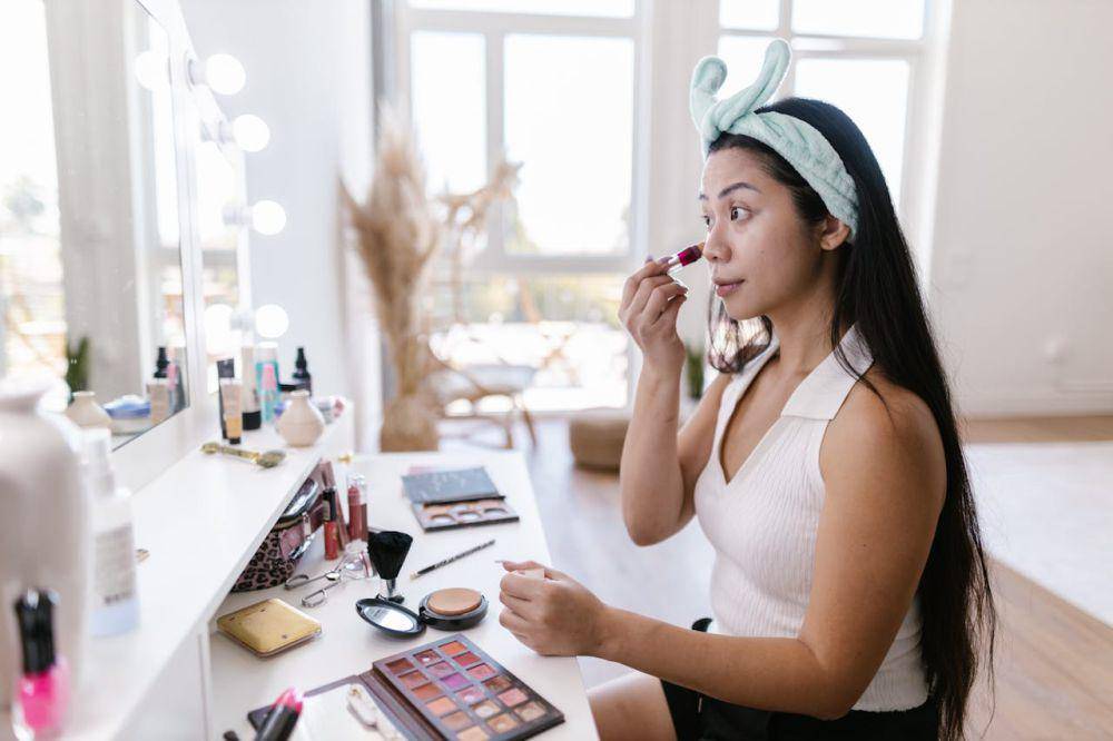Ilustrasi memakai concealer (pexels.com/RDNE Stock project)