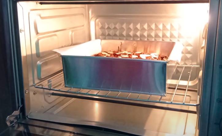 ilustrasi memanggang brownies kurma (YouTube.com/Rema Kitchen Channel)