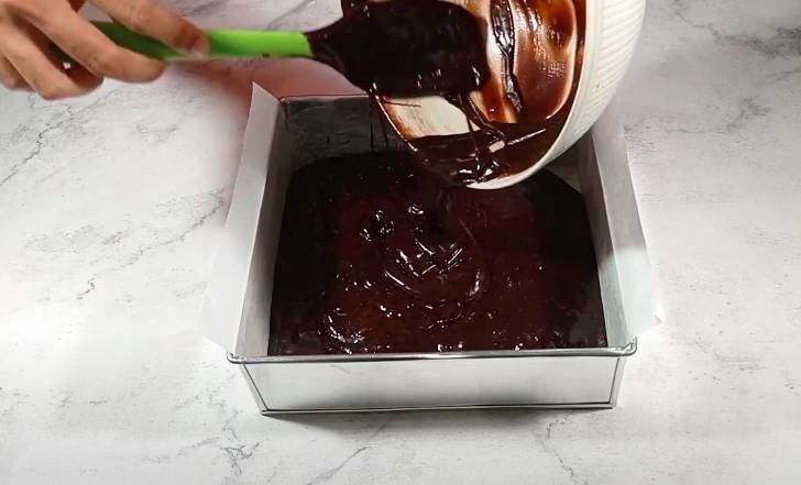 ilustrasi menuang adonan brownies kurma ke dalam loyang (YouTube.com/Rema Kitchen Channel)