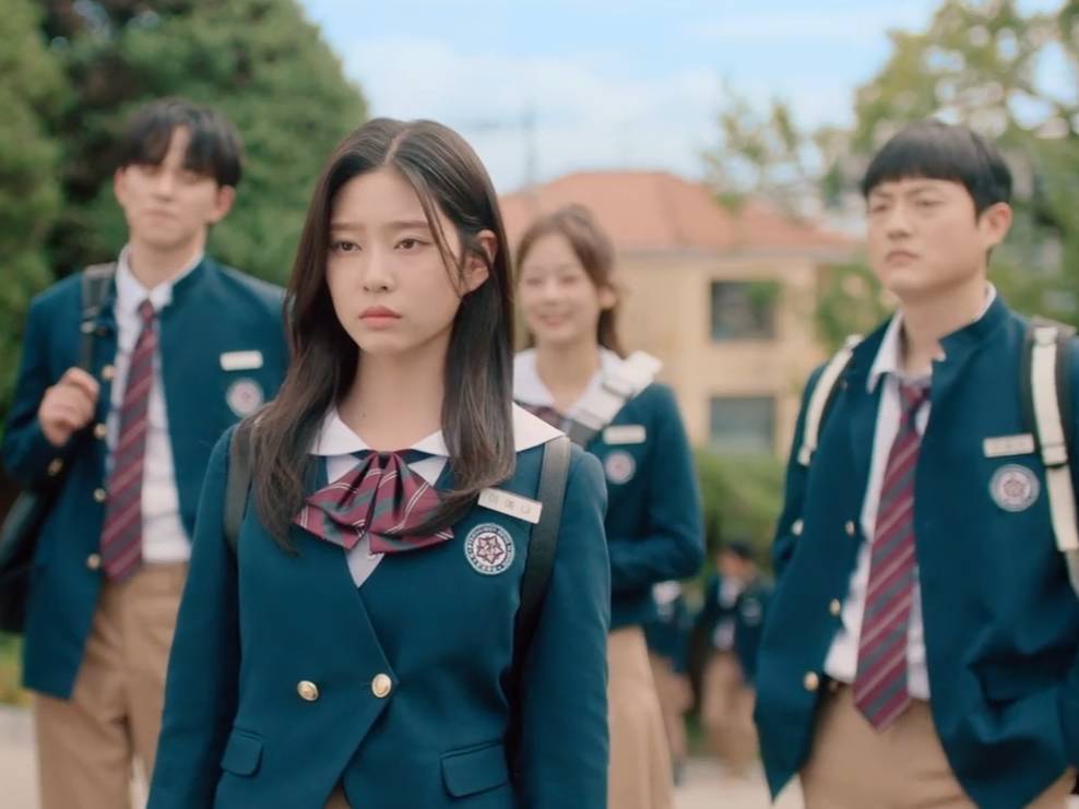 seragam sekolah dalam cuplikan drama Korea Undercover High School (dok. Viu/Undercover High School)