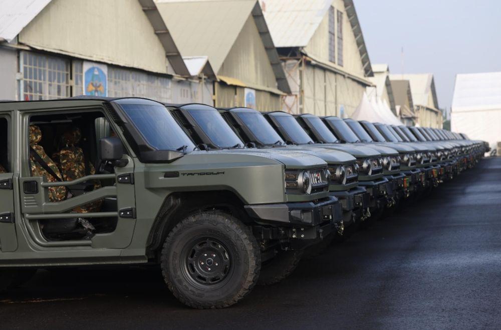 Menhan Sjafrie Serahkan 700 Unit Maung MV3 Buatan Pindad ke TNI-Polri