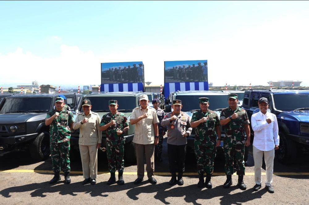 Kementerian Pertahanan menyerahkan 700 unit kendaraan operasional Maung produksi Pindad untuk TNI-Polri. (Dokumentasi Kemenhan)