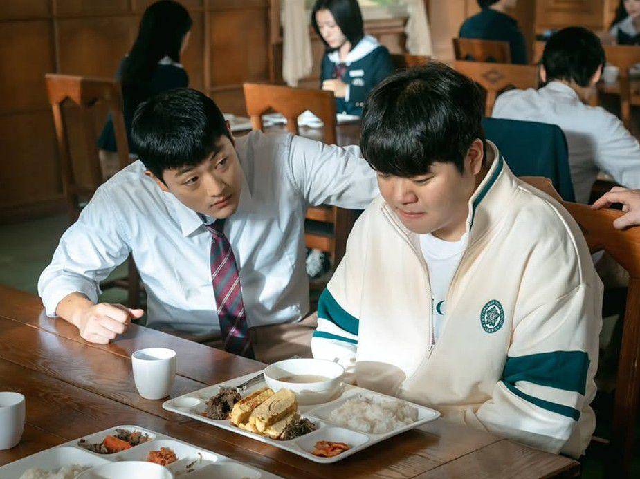 cuplikan drama Korea Undercover High School: Park Tae Soo (Jang Sung Bum) dan Lee Dong Min (Shin Joon Hang) (dok. Viu/Undercover High School)
