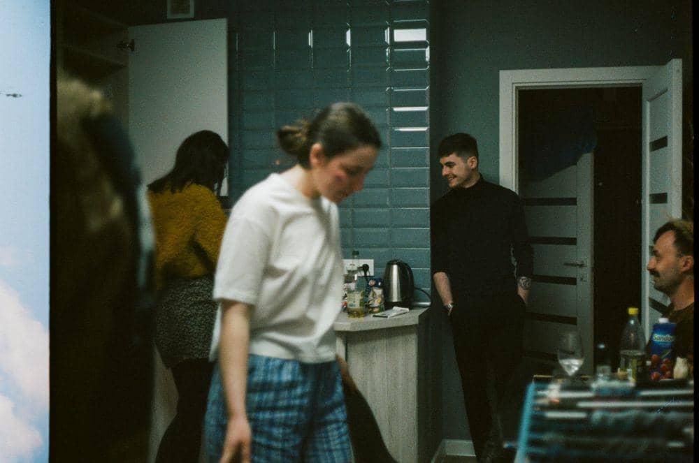 ilustrasi hangout bersama teman (unsplash.com/Tanya Prodaan)