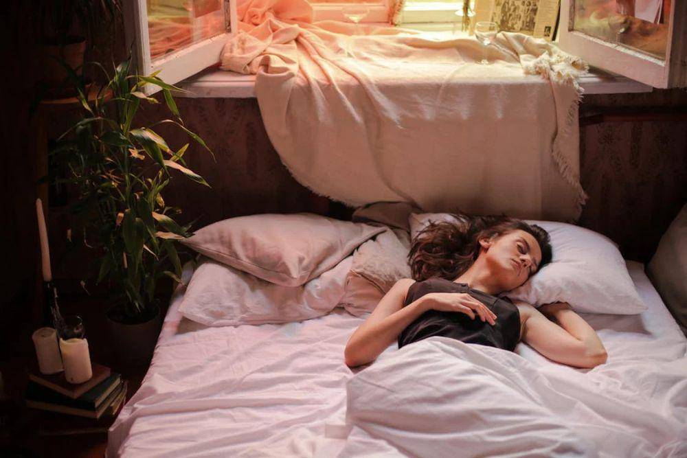 ilustrasi power naps saat puasa (pexels.com/cottonbro studio)