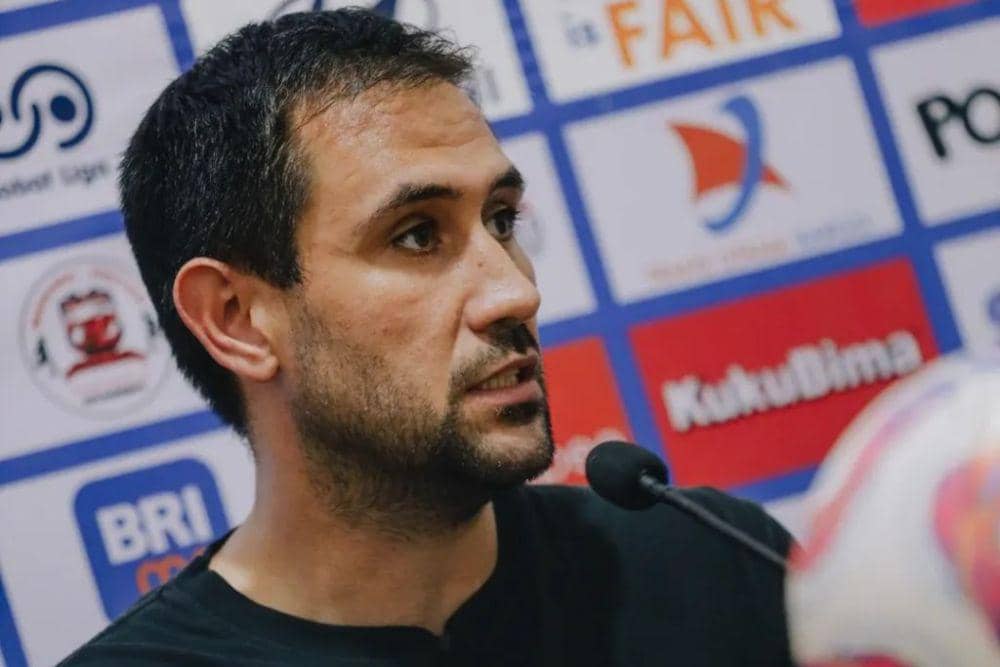 Asisten pelatih PSM Makassar, Paulo Renato, dalam sesi jumpa pers pra-pertandingan pekan ke-25 BRI Liga 1 2024/2025 antara Madura United versus PSM Makassar pada Sabtu 1 Maret 2025. (Instagram.com/psm_makassar)