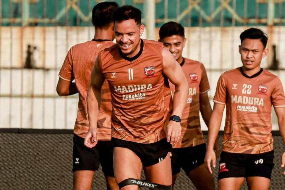 Para pemain Madura United dalam sesi latihan resmi di Stadion Gelora Bangkalan pada Sabtu 1 Maret 2025. (Instagram.com/maduraunited.fc)