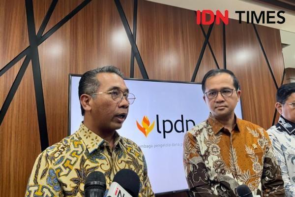 Direktur Utama Lembaga Pengelola Dana Pendidikan (LPDP), Andin Hadiyanto (kiri) di kantor Kementerian Keuangan. (IDN Times/Triyan)
