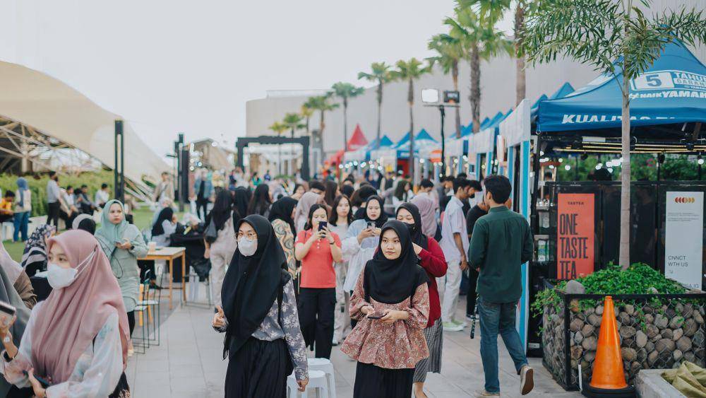Ilustrasi suasana festival jajanan Tentang Kuliner yang berlangsung di rooftop Nipah Park Makassar. (Dok. Kalla Land and Property)