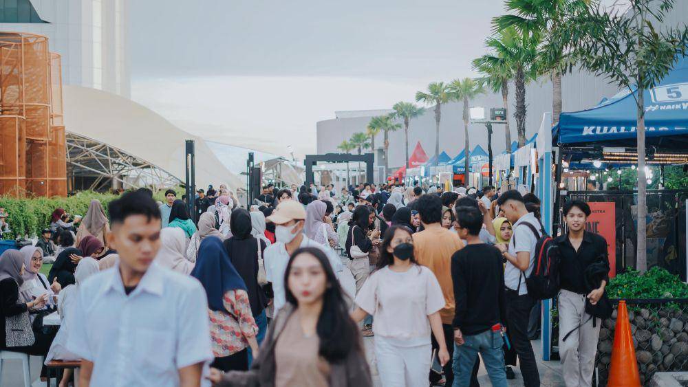 Ilustrasi suasana festival jajanan Tentang Kuliner yang berlangsung di rooftop Nipah Park Makassar. (Dok. Kalla Land and Property)