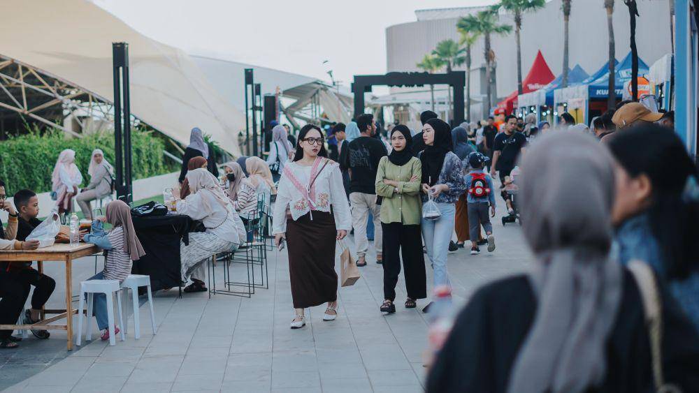 Ilustrasi suasana festival jajanan Tentang Kuliner yang berlangsung di rooftop Nipah Park Makassar. (Dok. Kalla Land and Property)