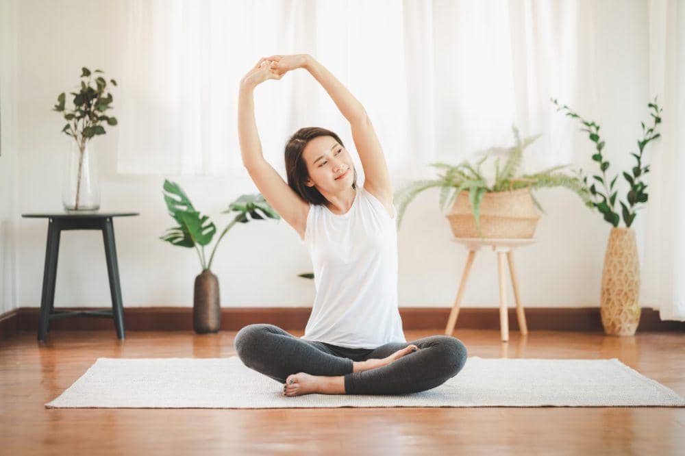 ilustrasi yoga di rumah (vecteezy.com/tidty33936976)