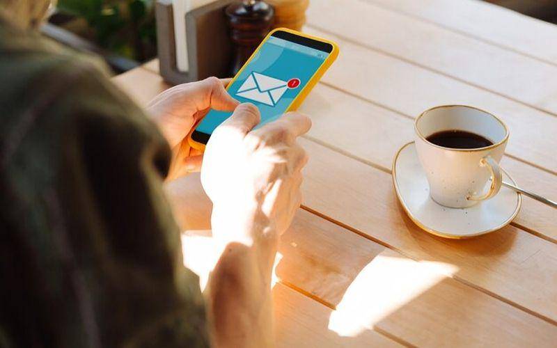 ilustrasi notifikasi pesan yang tertunda (freepik.com/zinkevych)