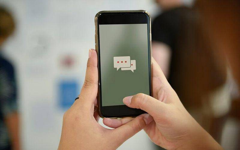ilustrasi membuka pesan masuk di HP (freepik.com/rawpixel.com)