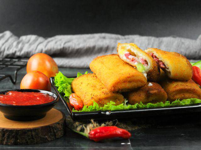 ilustrasi risol ragout ayam (vecteezy.com/alifyasantoso)