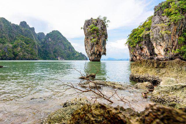 potret James Bond Island (vecteezy.com/1474206749389303)