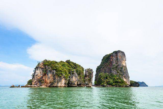 potret James Bond Island (vecteezy.com/1474206749389303)