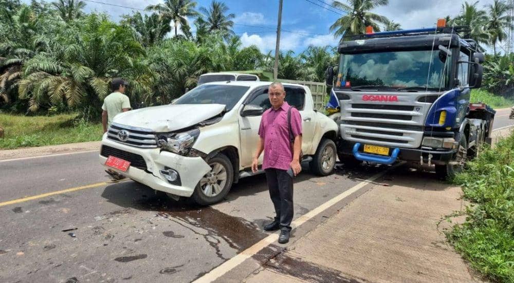 Mobil Dinas Camat Sungai Lilin Ditabrak Tronton saat Pulang Rapat