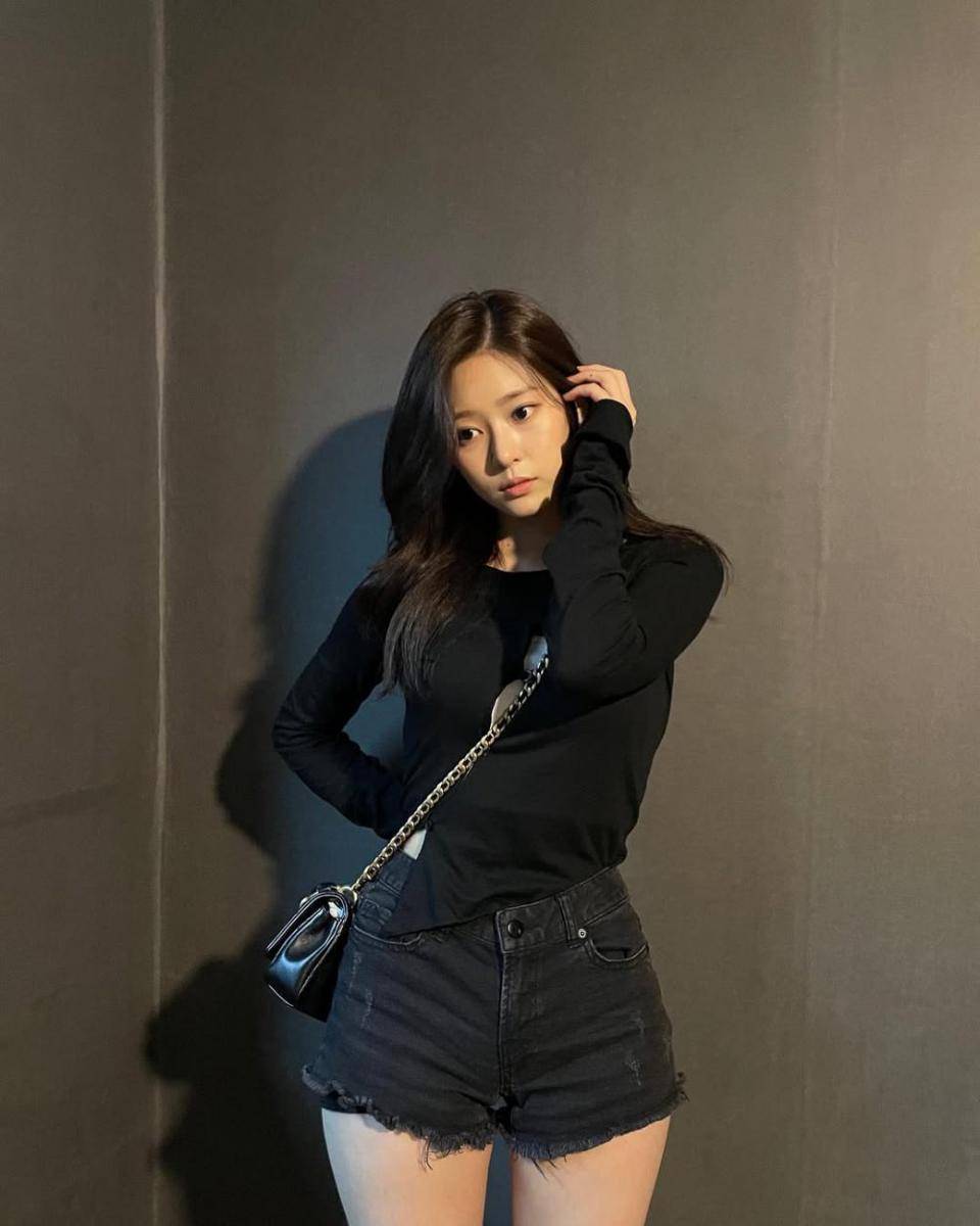 Kim Min Ju (instagram.com/minn.__.ju)
