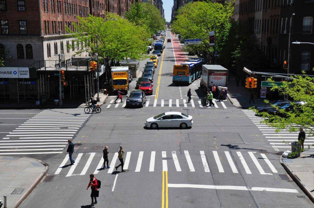 ilustrasi pejalan kaki menyeberang jalan (pexels.com/Tom Fournier)