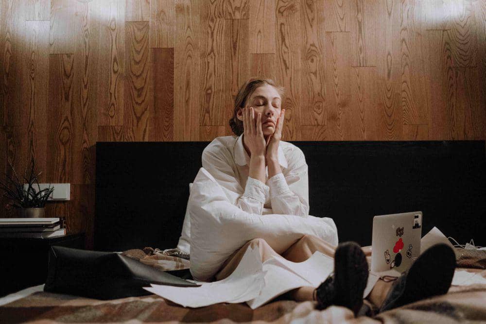 Ilustrasi seorang perempuan kurang tidur.