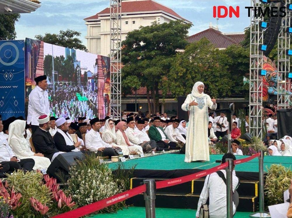 Gubernur Jatim, Khofifah Indar Parawansa berpidato saat acara Tasyakuran dan Doa Bersama di Gedung Grahadi Surabaya. IDN Times/Ardiansyah Fajar.
