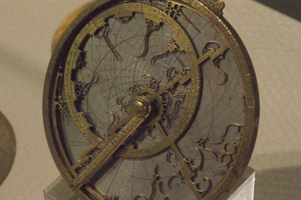 ilustrasi instrumen astronomi astrolab (wikimedia.org/JAMET Bertrand)