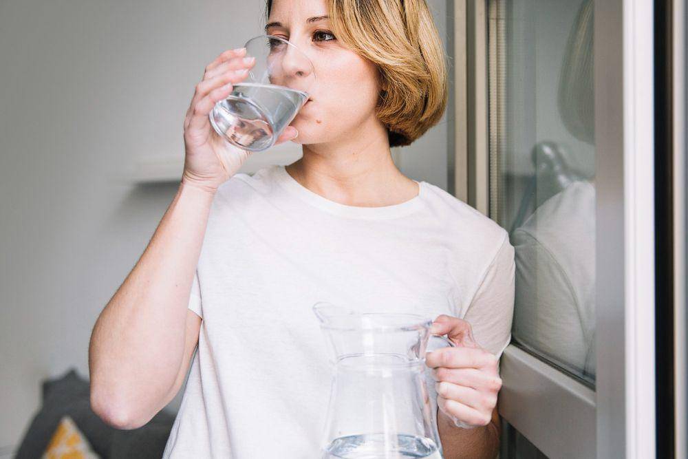 Ilustrasi wanita minum air putih (freepik.com/freepik)