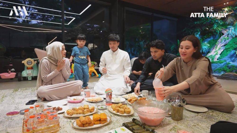 Thariq-Aaliyah buka puasa di rumah Atta Halilintar (youtube.com/attahalilintar)