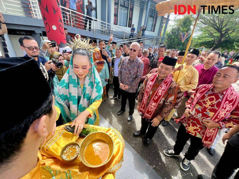 Gubernur Kalbar disambut di Bandara Udara Supadio. (IDN Times/istimewa).