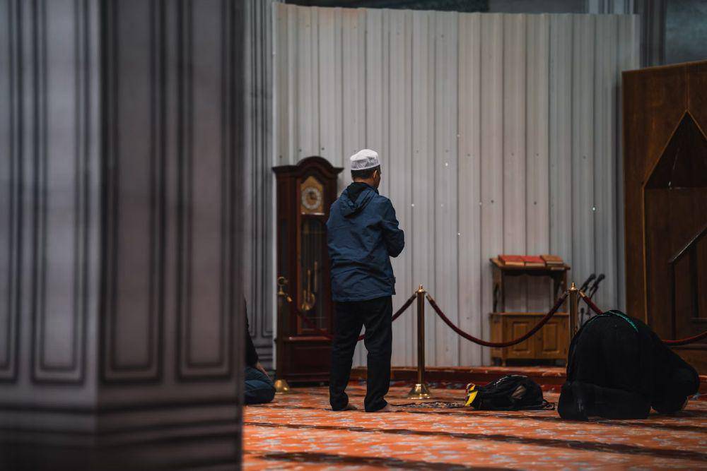 ilustrasi salat ba'diyah isya sebelum tarawih. (unsplash.com/Spenser Sembrat)