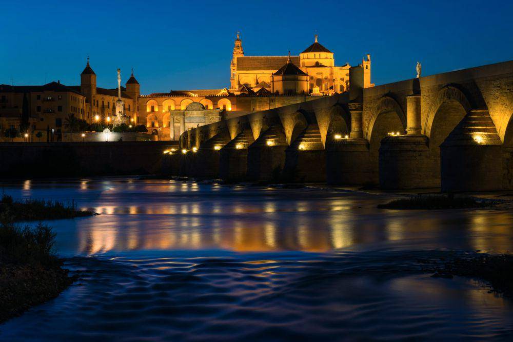 Masjid Cordoba (unsplash.com/Andres Garcia)