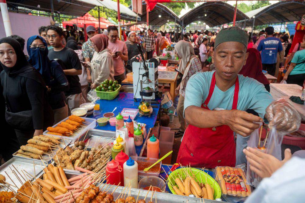Pedagang melayani pembeli di Pasar Ramadhan yang baru dibuka di Palu, Sulawesi Tengah, Sabtu (1/3/2025). ANTARA FOTO/Basri Marzuki/YU