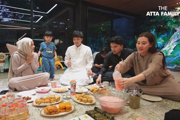 7 Potret Thariq-Aaliyah Buka Puasa Hari Pertama di Rumah Atta-Aurel